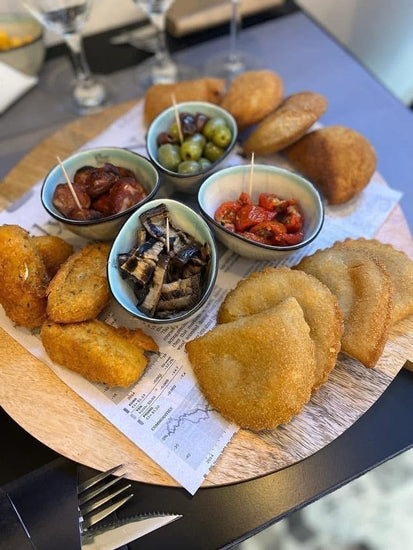 Planche Mamma Mina avec rissóis, chorizo, beignets de bacalhau et légumes marinés – restaurant Mamma Mina Namur
